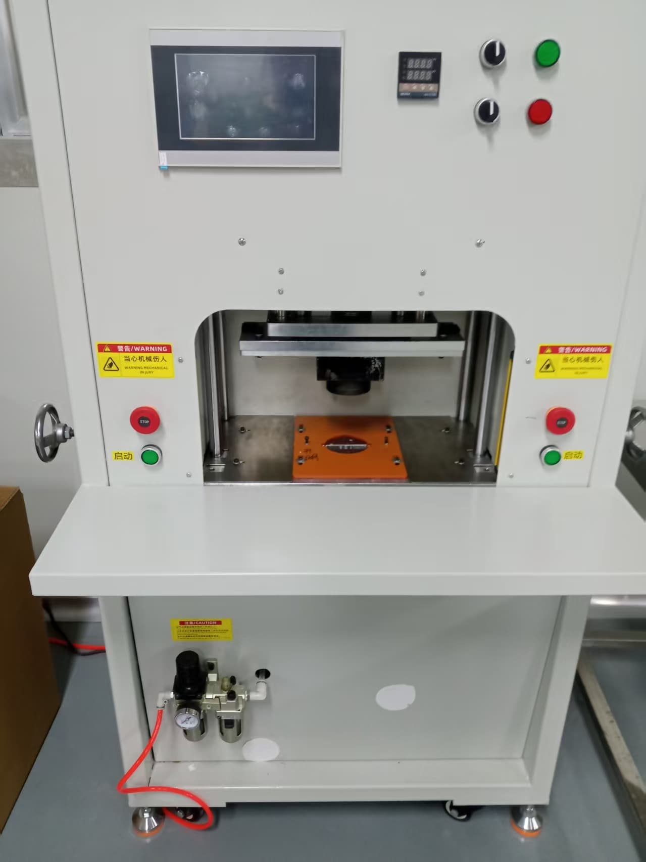 Workshop equipment with a forming tool