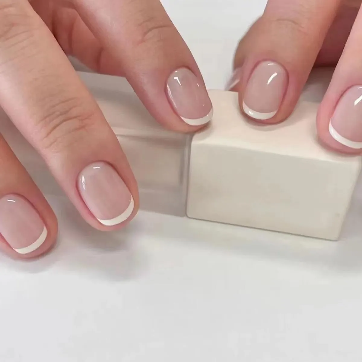 24Pcs Short French Minimalist Nails With White Edges detail image